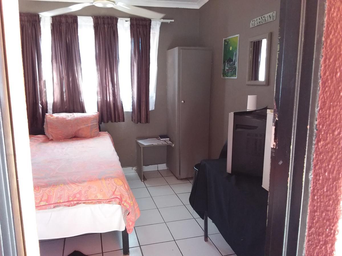 Larona Inn Mafikeng Exterior foto